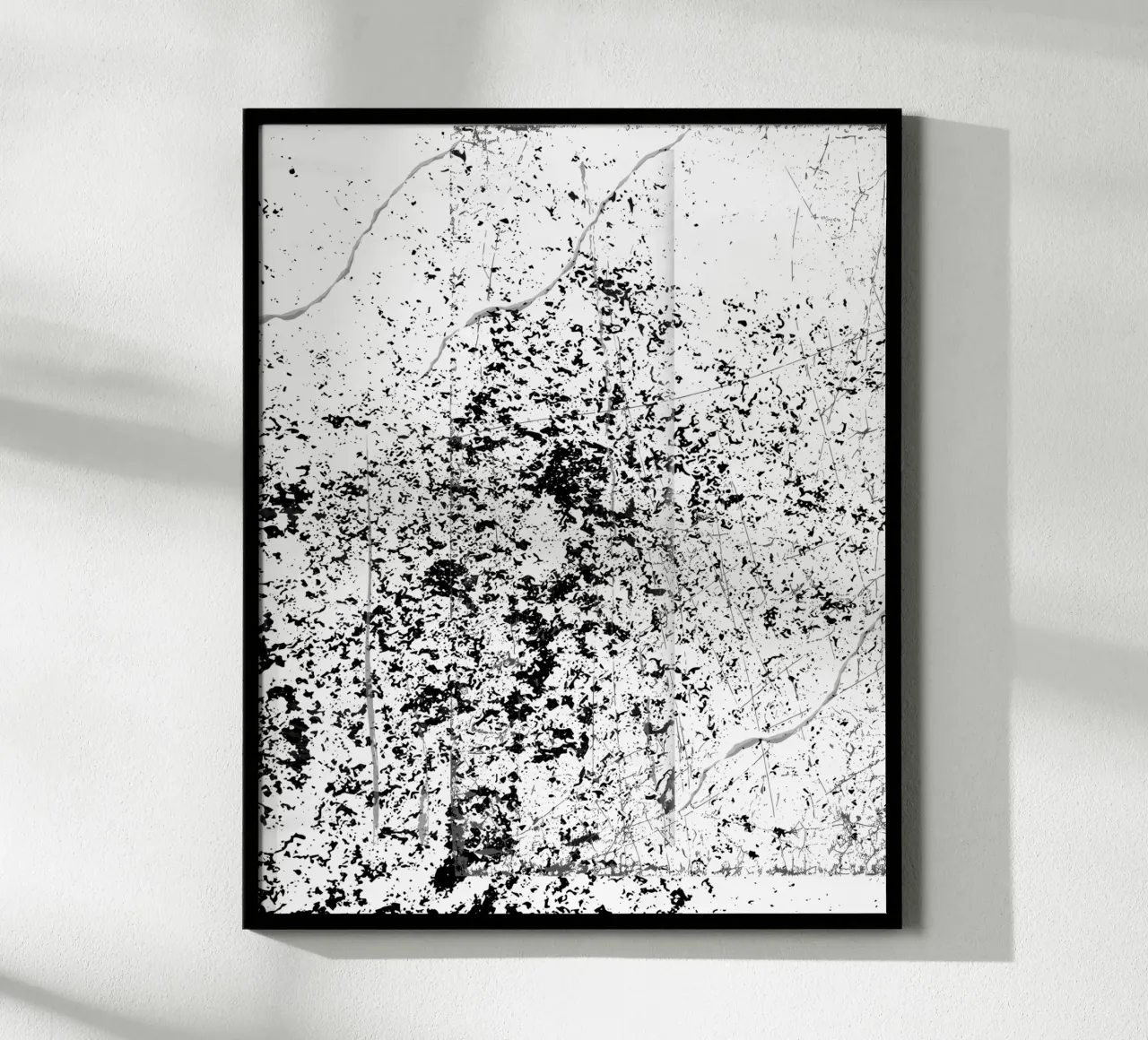 Zwart-wit inktvlek abstract kunstontwerp poster met houten frame van StrindesignStudio