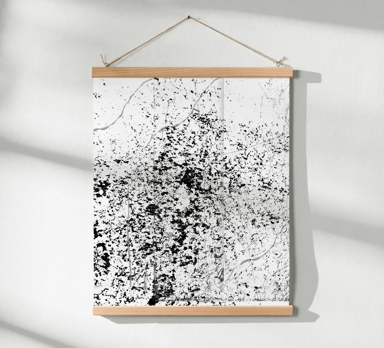 Zwart-wit inktvlek abstract kunstontwerp poster met houten frame van StrindesignStudio