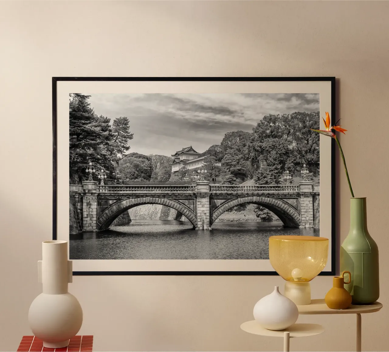 Seimon Ishibashi e Nijubashi con il Palazzo Imperiale | monocromatico poster con telaio in plastica da Melanie Viola