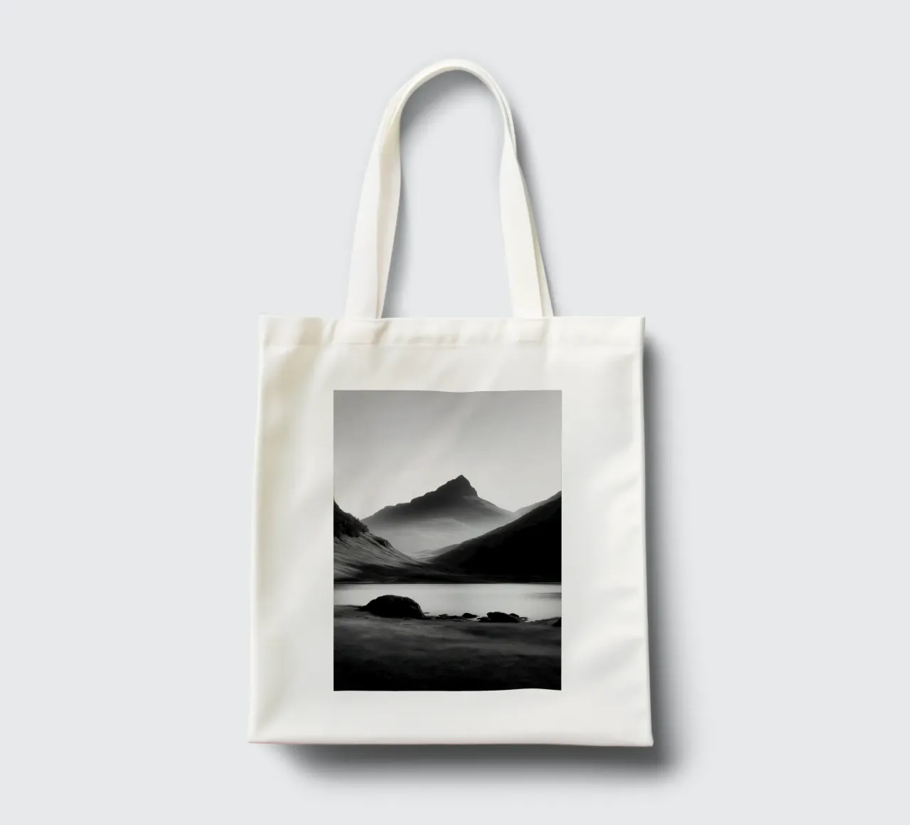 Paesaggio di montagna in bianco e nero borsa in juta da Indigo Tides Art