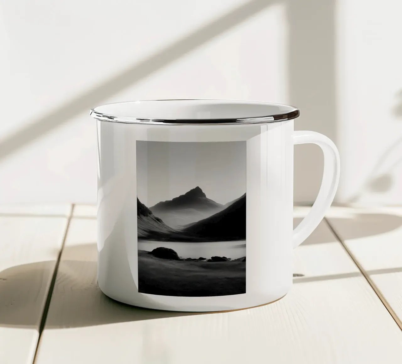 Zwart-wit bergmeerlandschap emaille mok van Indigo Tides Art