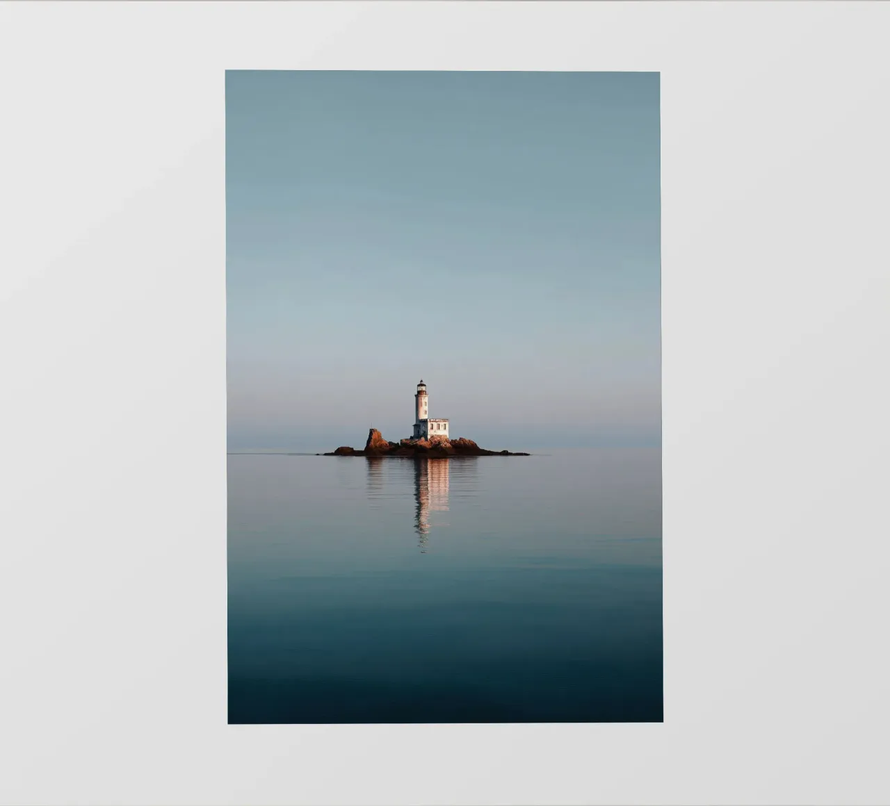 Faro su isolotto roccioso in mare calmo telo in pvc da Indigo Tides Art