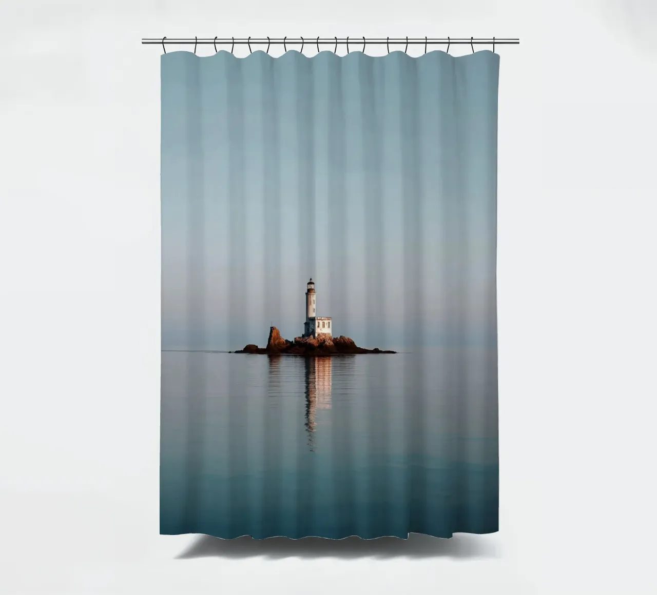 Leuchtturm auf felsiger Insel in ruhiger See Duschvorhang von Indigo Tides Art