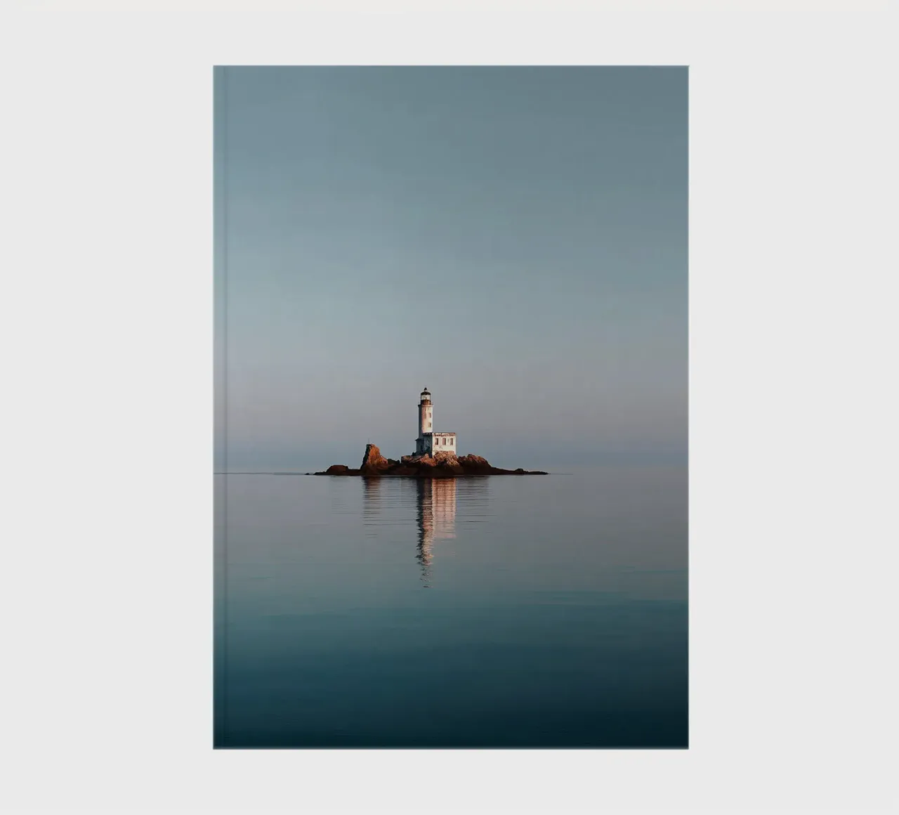 Phare sur un îlot rocheux dans une mer calme carnet de notes de Indigo Tides Art