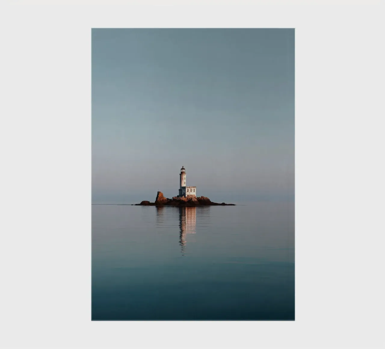 Phare sur un îlot rocheux dans une mer calme carnet de notes de Indigo Tides Art