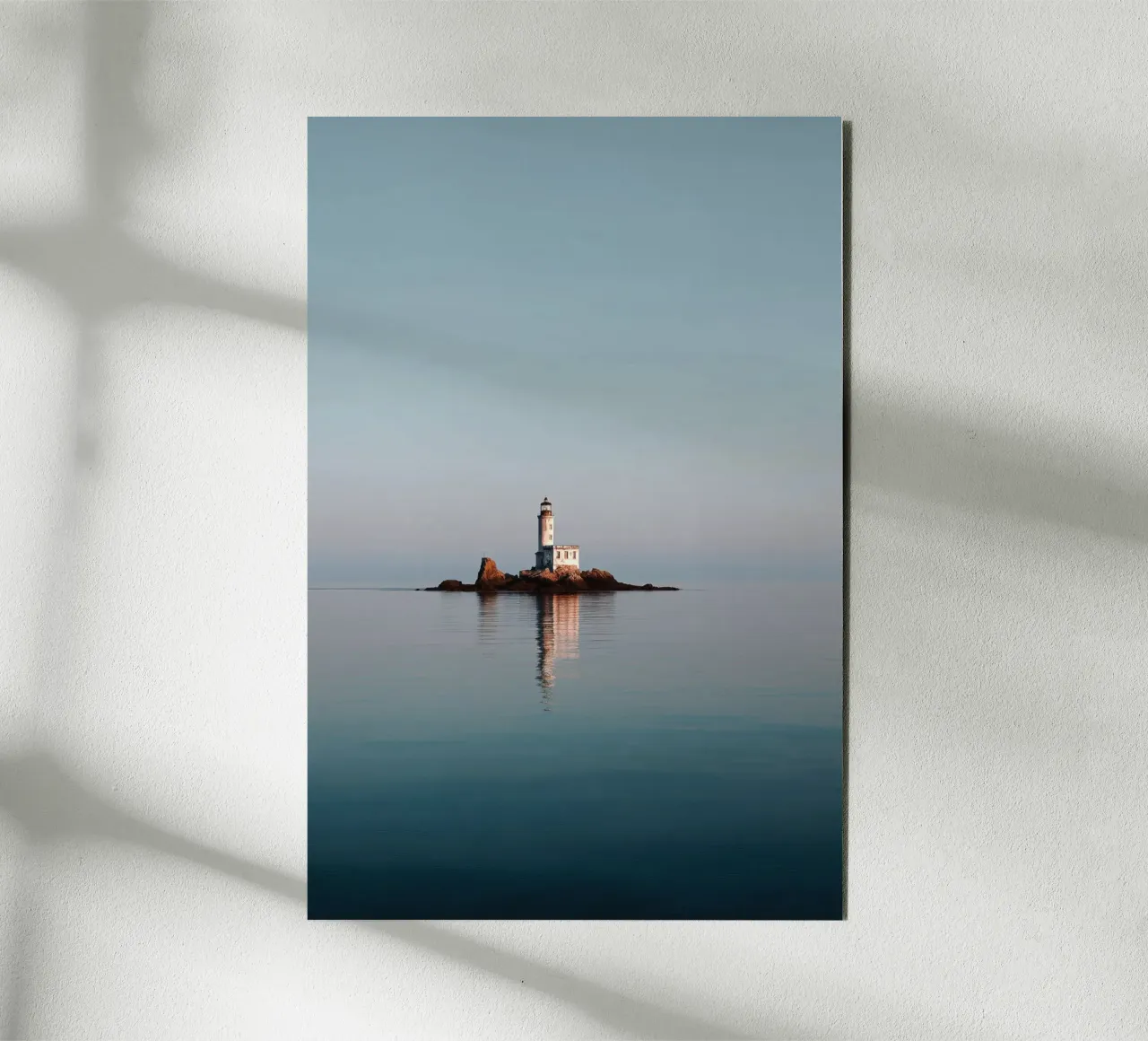 Phare sur un îlot rocheux dans une mer calme panneau forex de Indigo Tides Art