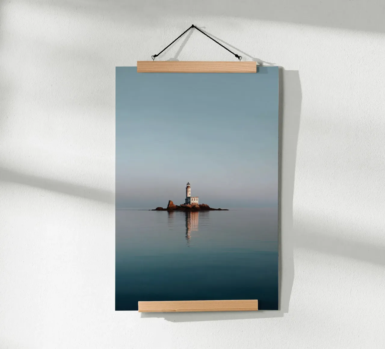 Phare sur un îlot rocheux dans une mer calme hahnemühle de Indigo Tides Art