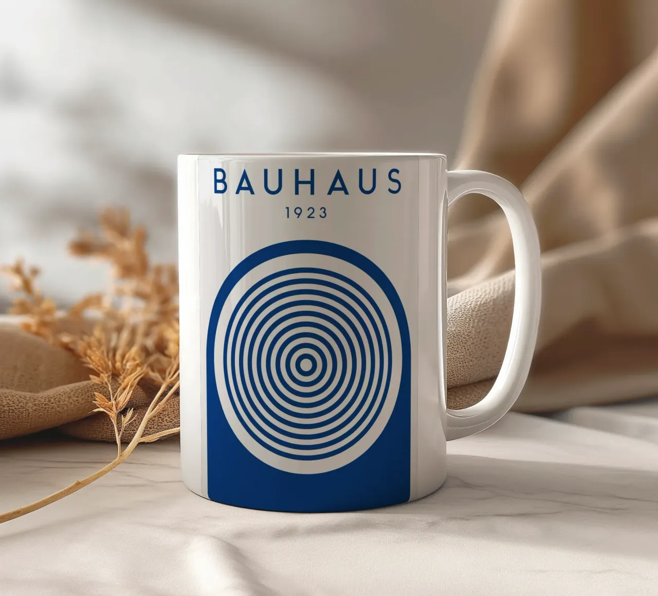 Bauhaus 1923 Circles Poster Grafica Blu tazza in ceramica da Studio Vibe