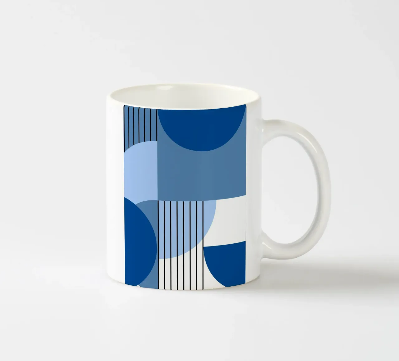 Composizione geometrica in blu tazza in ceramica da Studio Vibe