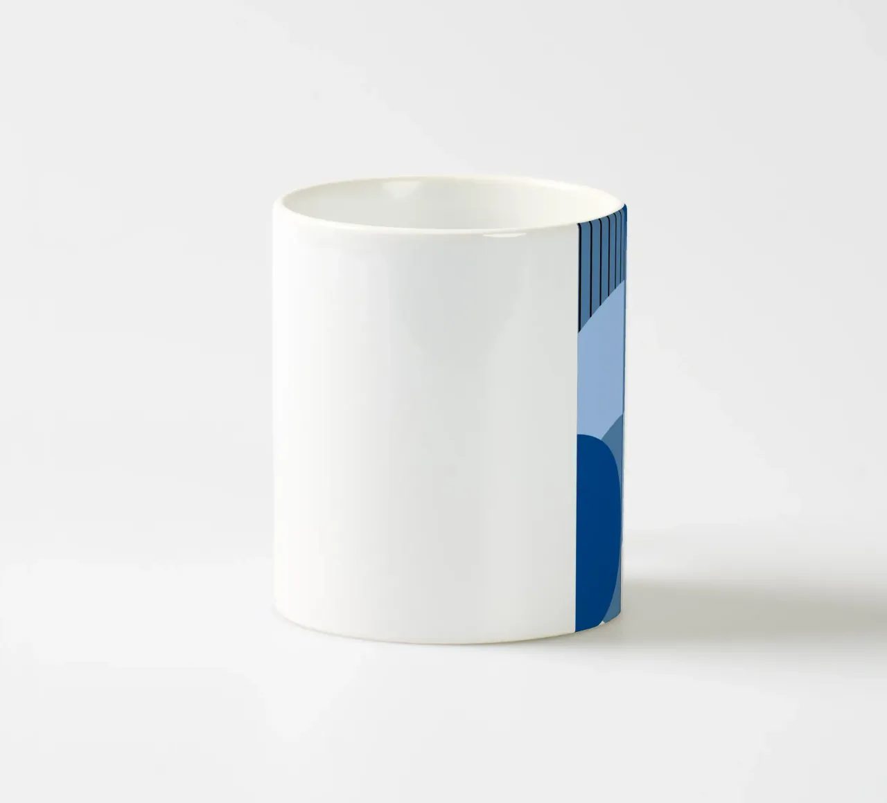 Composizione geometrica in blu tazza in ceramica da Studio Vibe