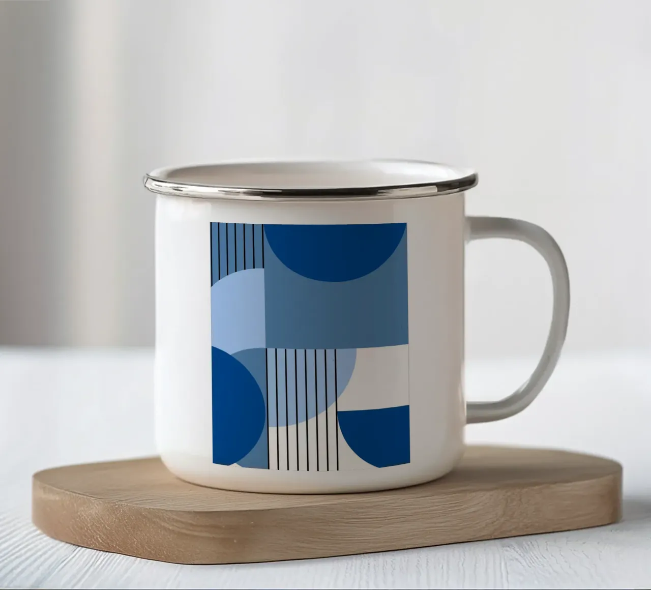 Composizione geometrica in blu tazza in smalto da Studio Vibe