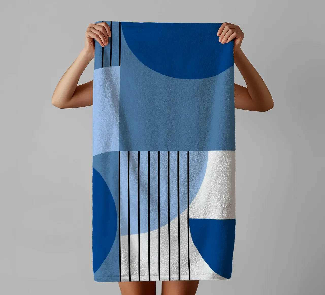 Composizione geometrica in blu asciugamano da bagno da Studio Vibe