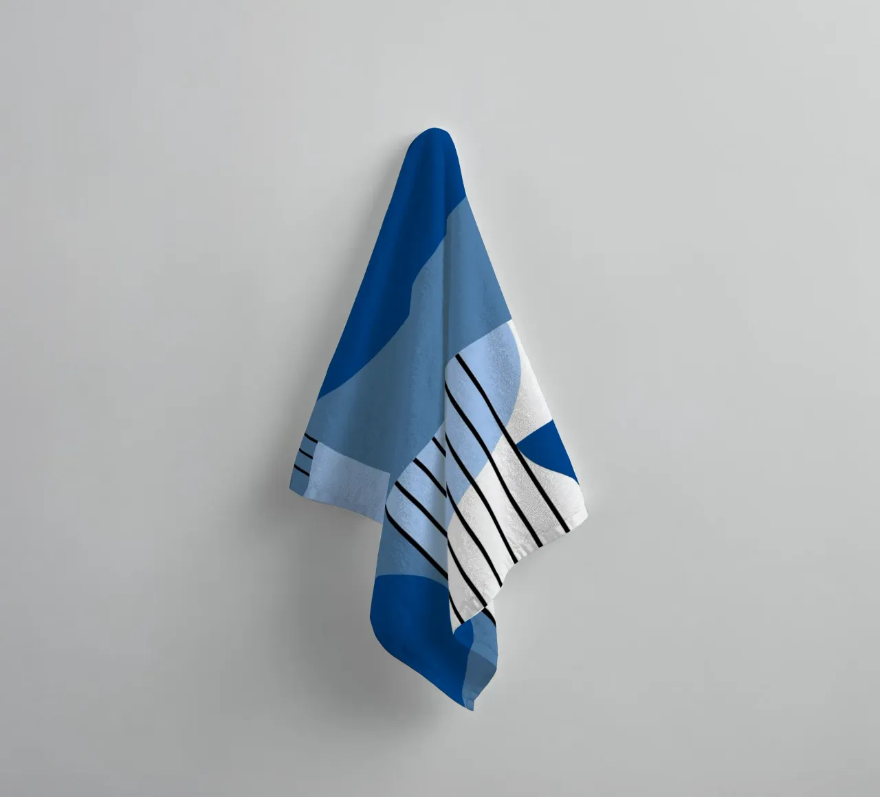 Composizione geometrica in blu asciugamano da bagno da Studio Vibe