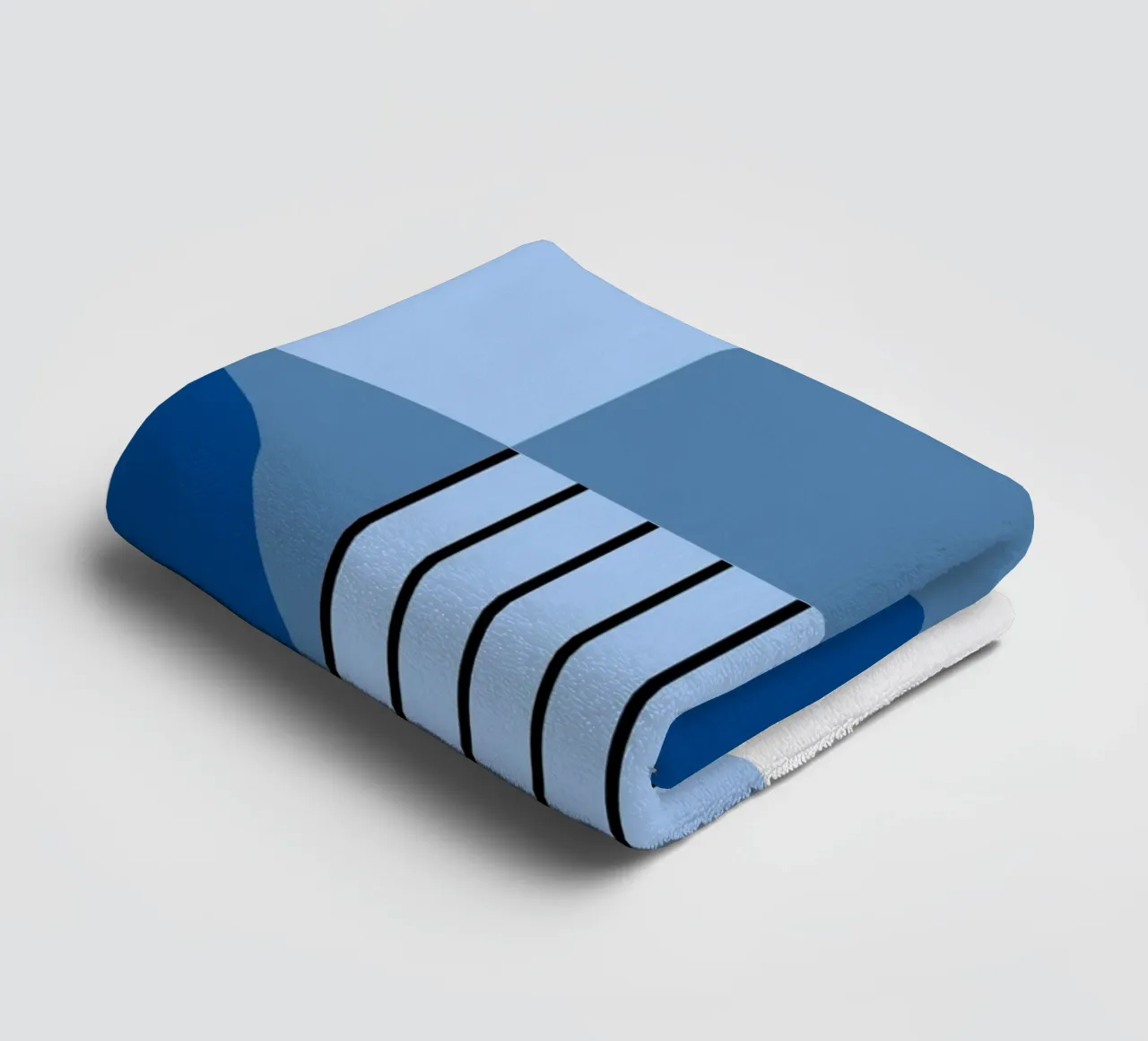 Composizione geometrica in blu asciugamano da bagno da Studio Vibe