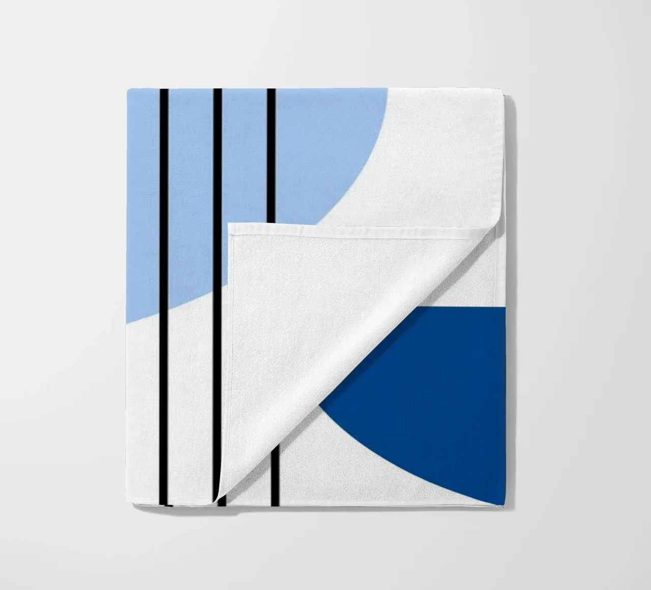 Composizione geometrica in blu telo mare da Studio Vibe