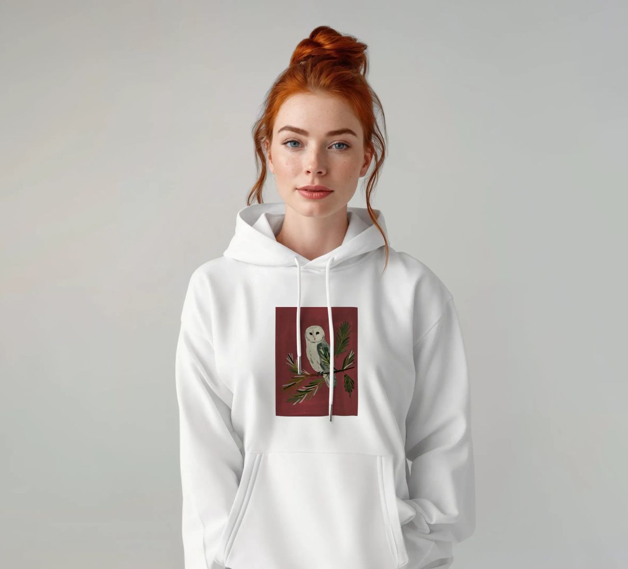 Gufo su un ramo di pino felpa con cappuccio da ThingDesign