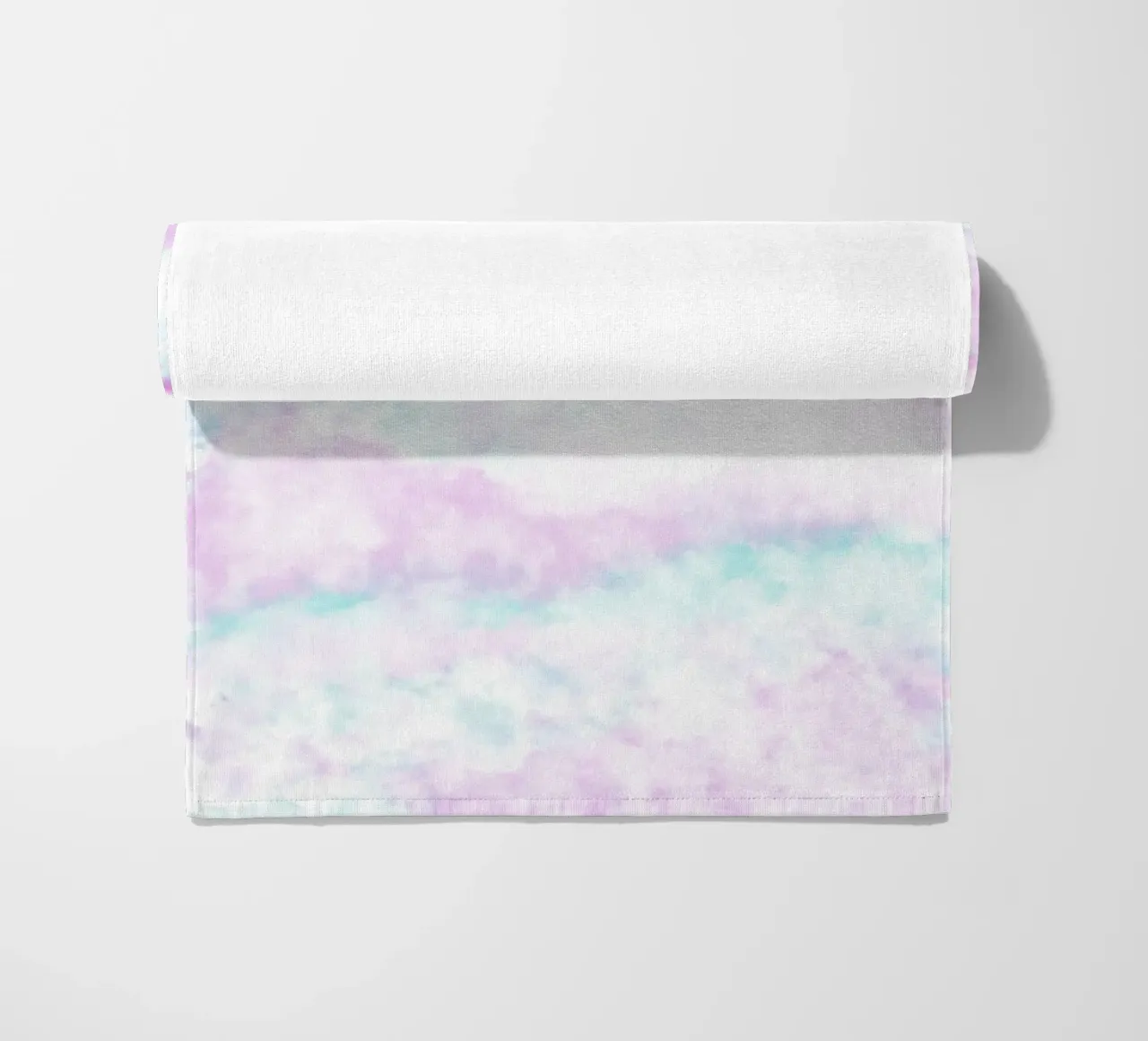 head in the clouds. toalla de playa de FRICKE DESIGN
