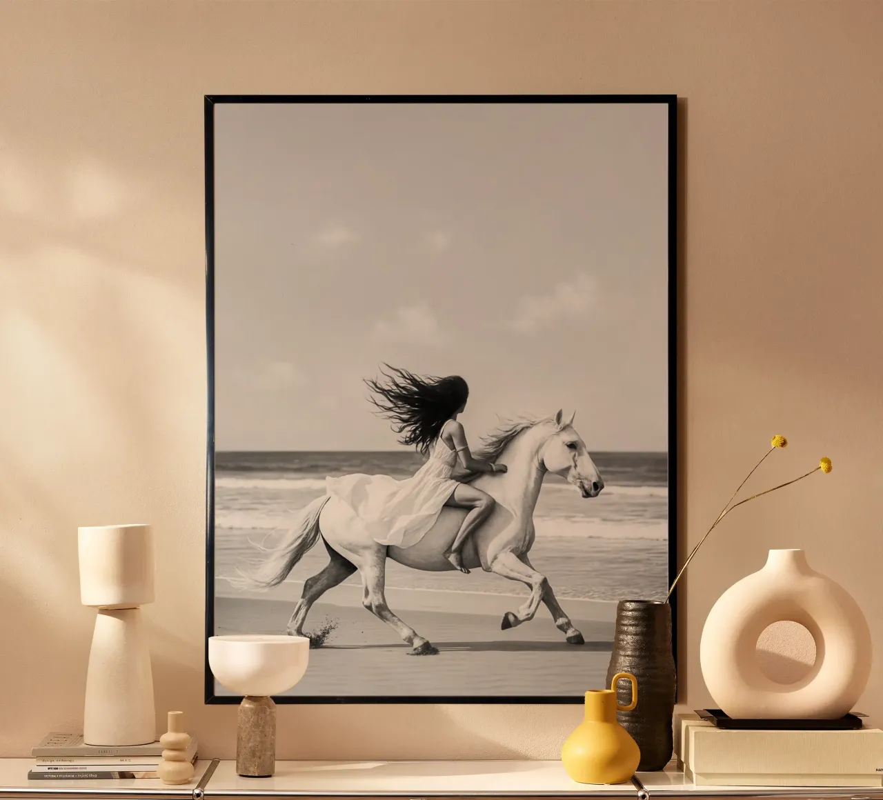 Cavallo Boho a cavallo Fotografia di spiaggia in bianco e nero poster con telaio in alluminio da Dagmar Pels