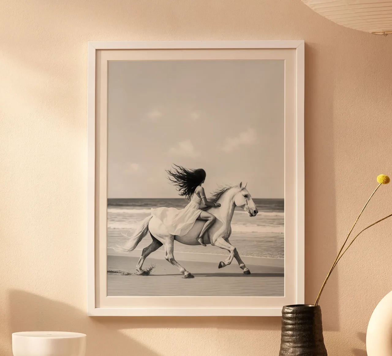 Cavallo Boho a cavallo Fotografia di spiaggia in bianco e nero poster con telaio in alluminio da Dagmar Pels