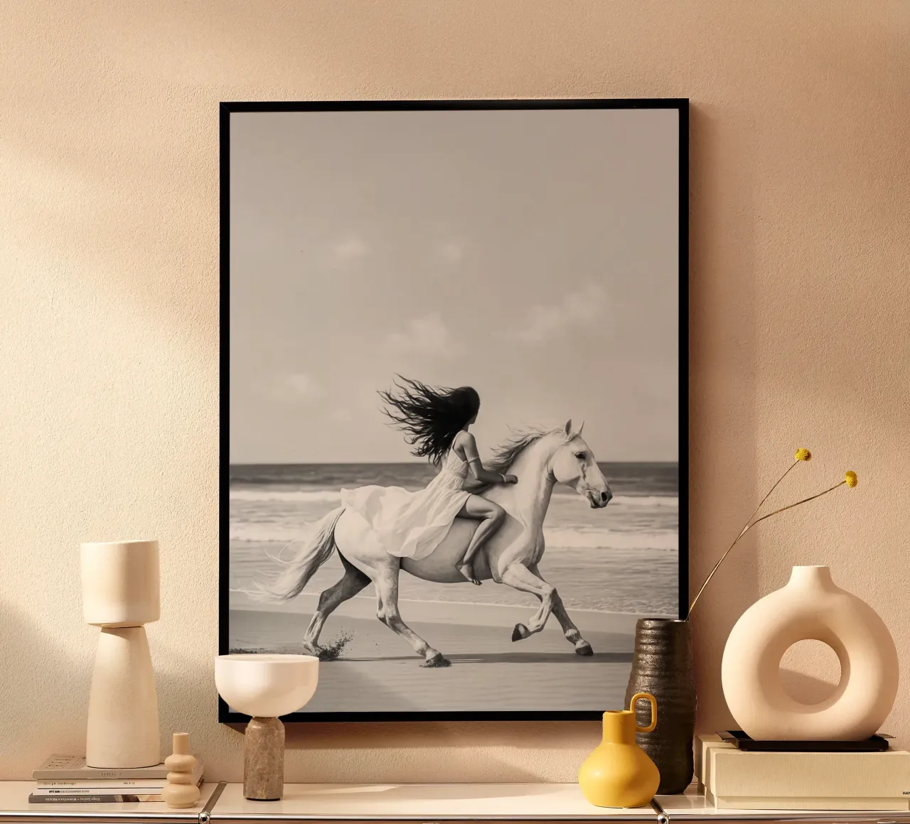 Cavallo Boho a cavallo Fotografia di spiaggia in bianco e nero poster con telaio in alluminio da Dagmar Pels