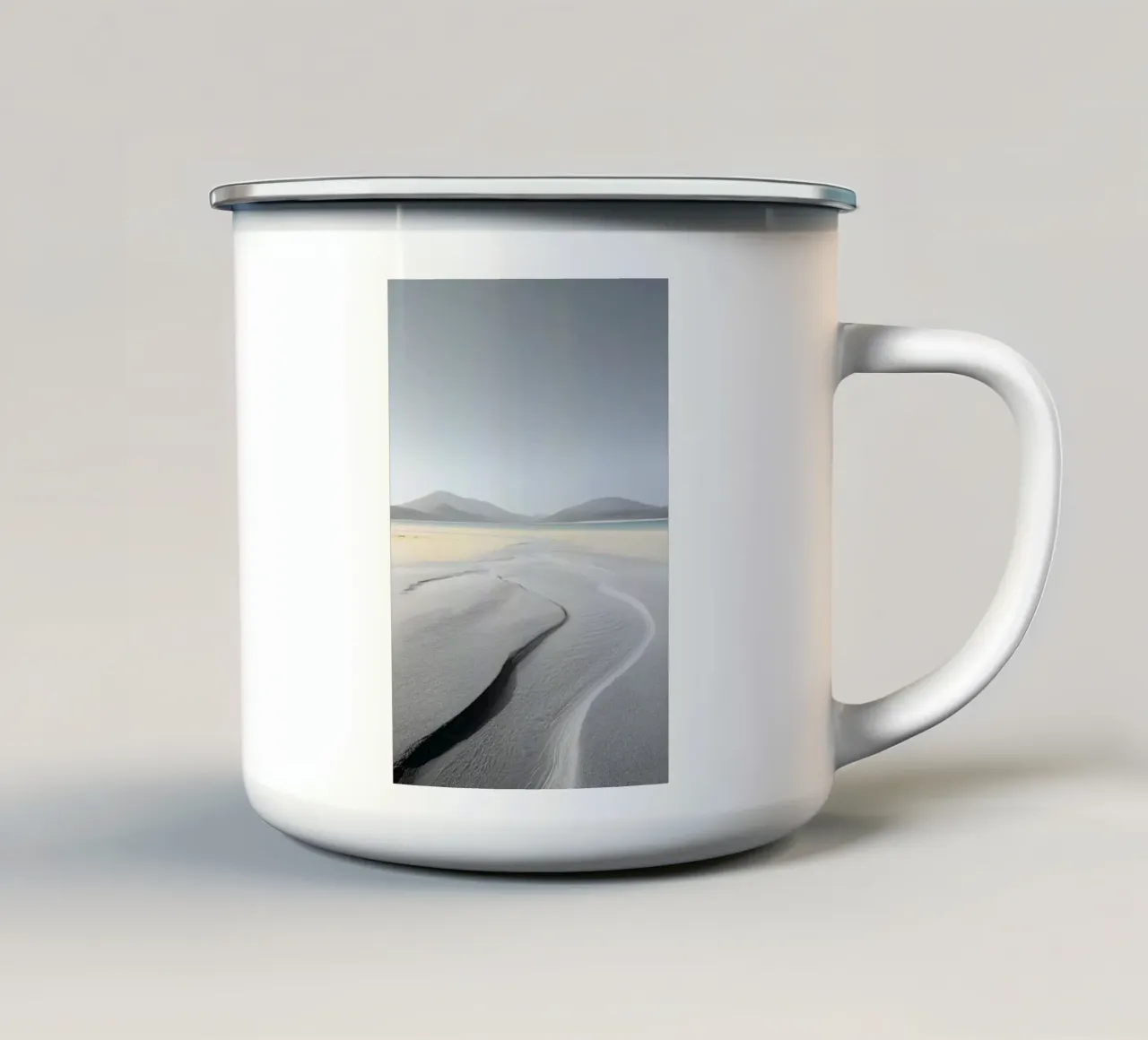 Sabbie bianche e montagne lontane tazza in smalto da Indigo Tides Art