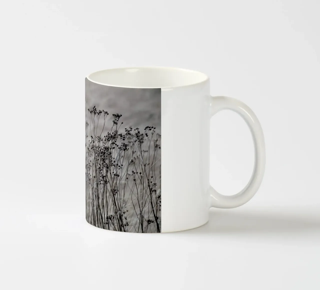 Flower Buds In The Beige Greige Golden Field 1 tazza in ceramica da Studio Nahili