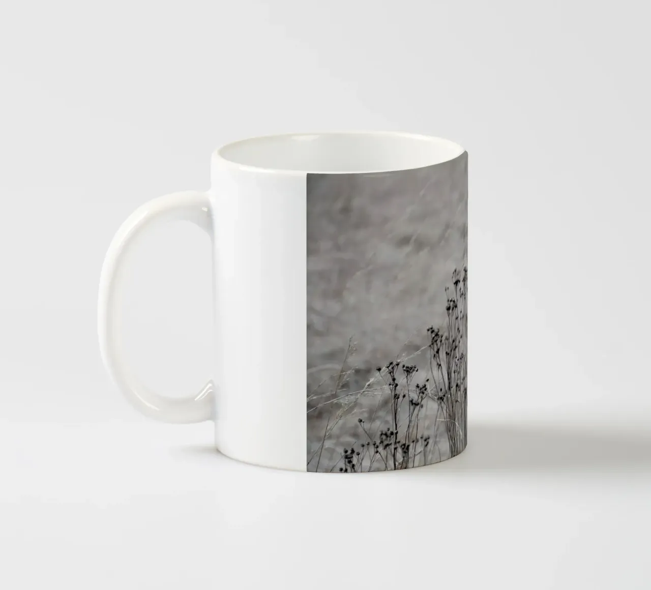 Flower Buds In The Beige Greige Golden Field 1 tazza in ceramica da Studio Nahili