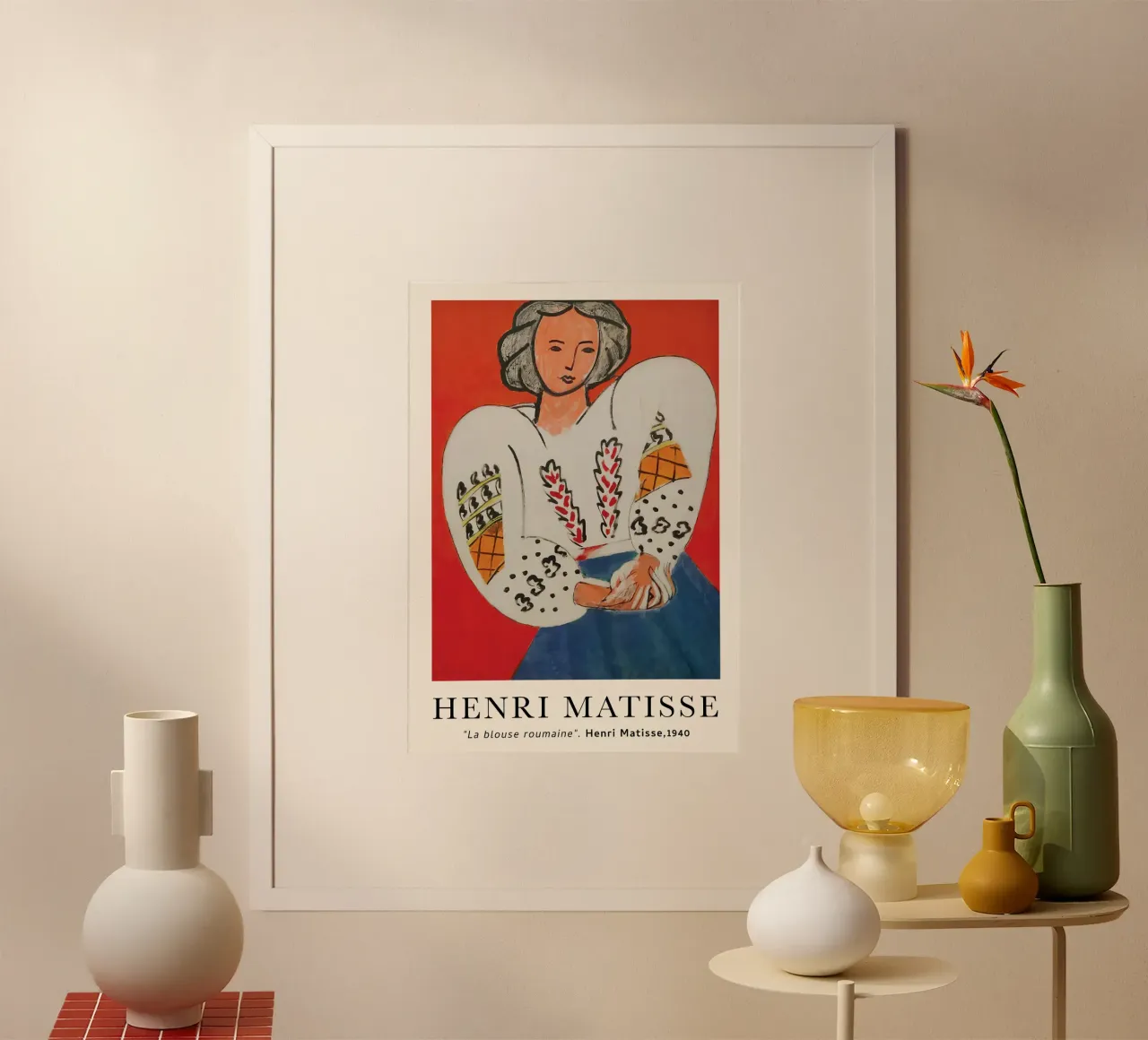 Donna con sfondo arancione poster con telaio in legno da Vonda Shop