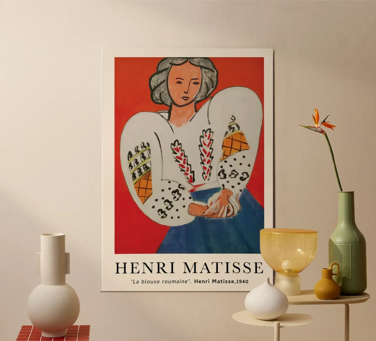 Donna con sfondo arancione poster con telaio in legno da Vonda Shop