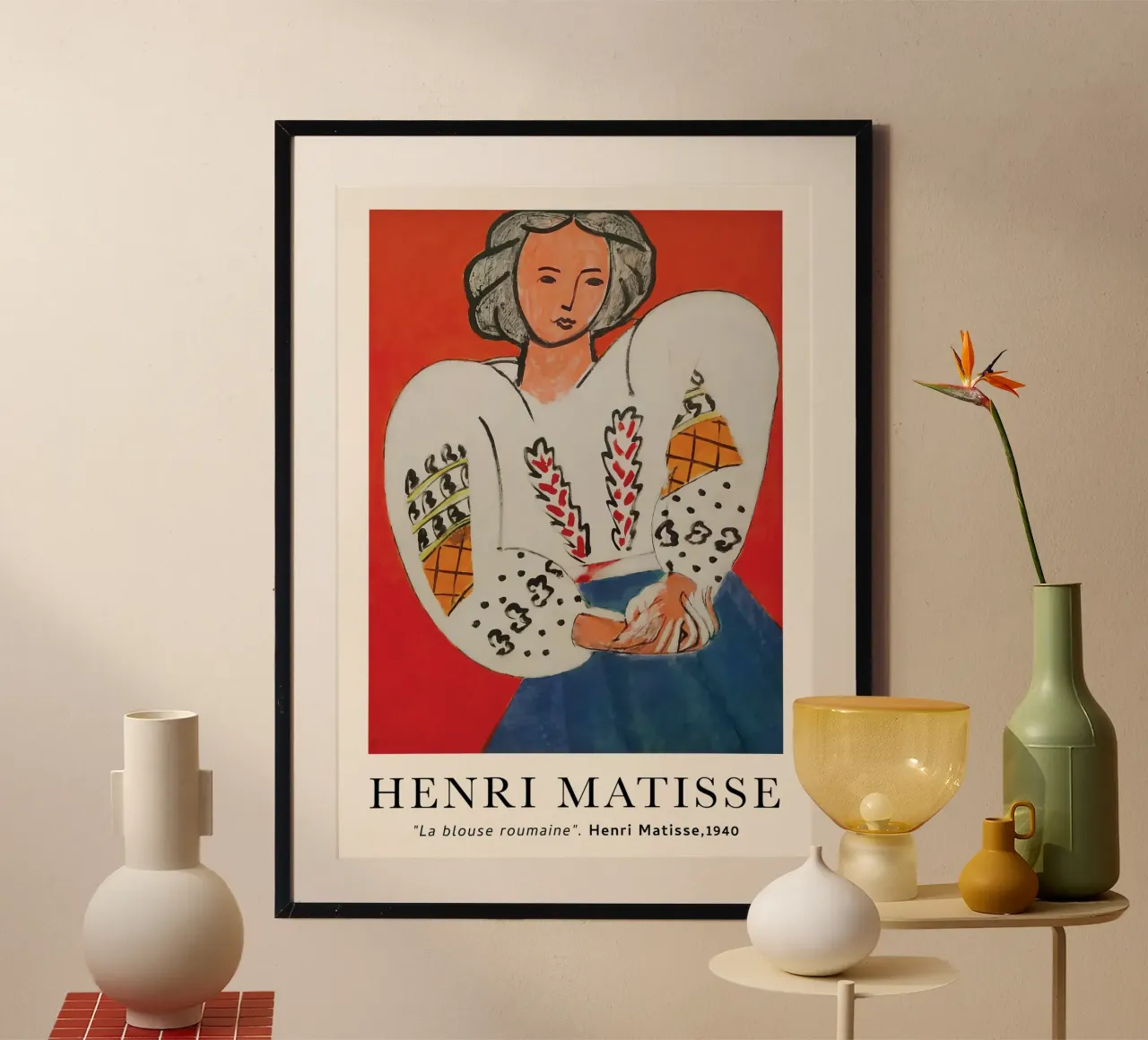 Donna con sfondo arancione poster con telaio in legno da Vonda Shop