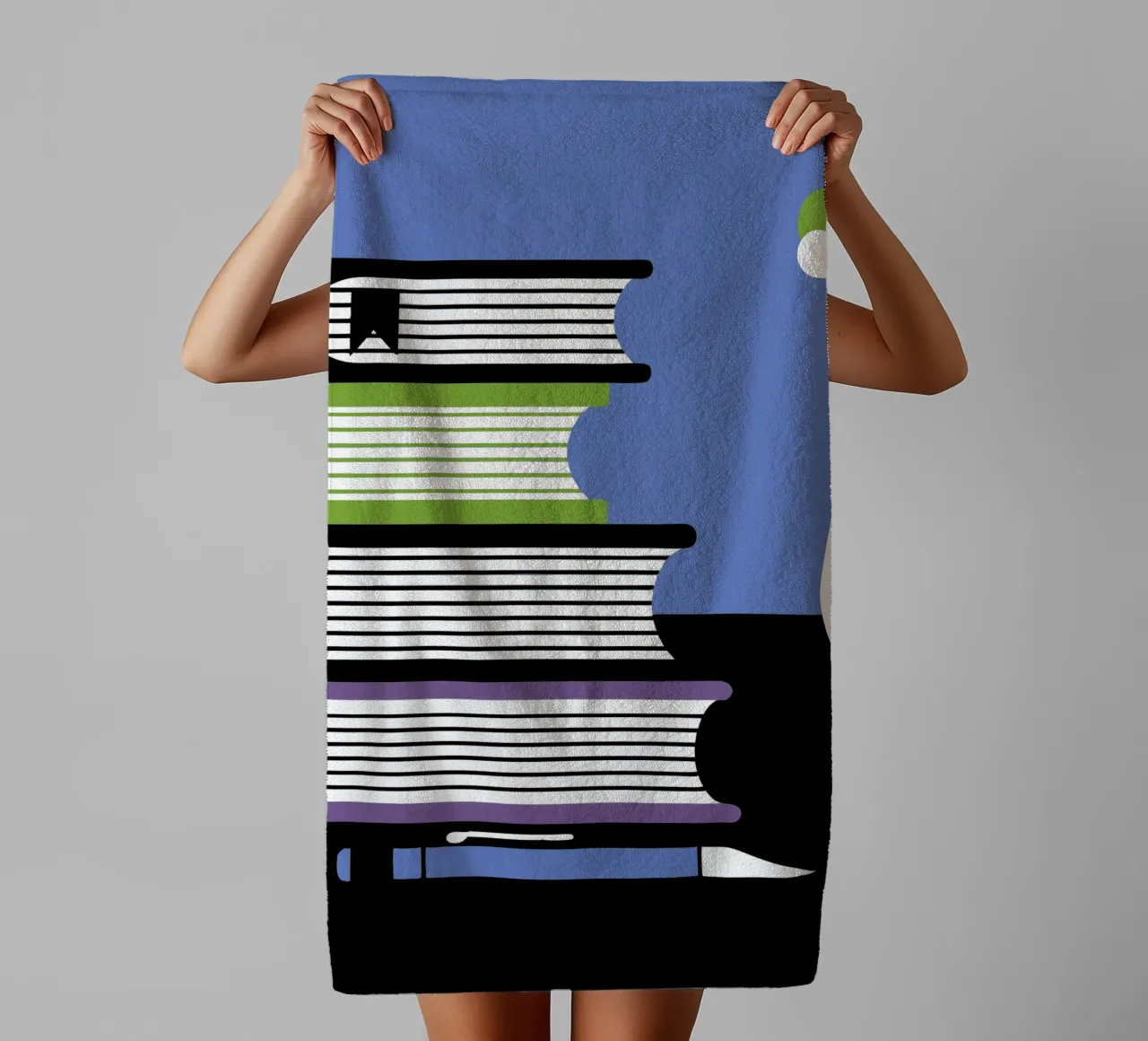 Bücher und Blumenvase Handtuch von LOOK DIFFERENT