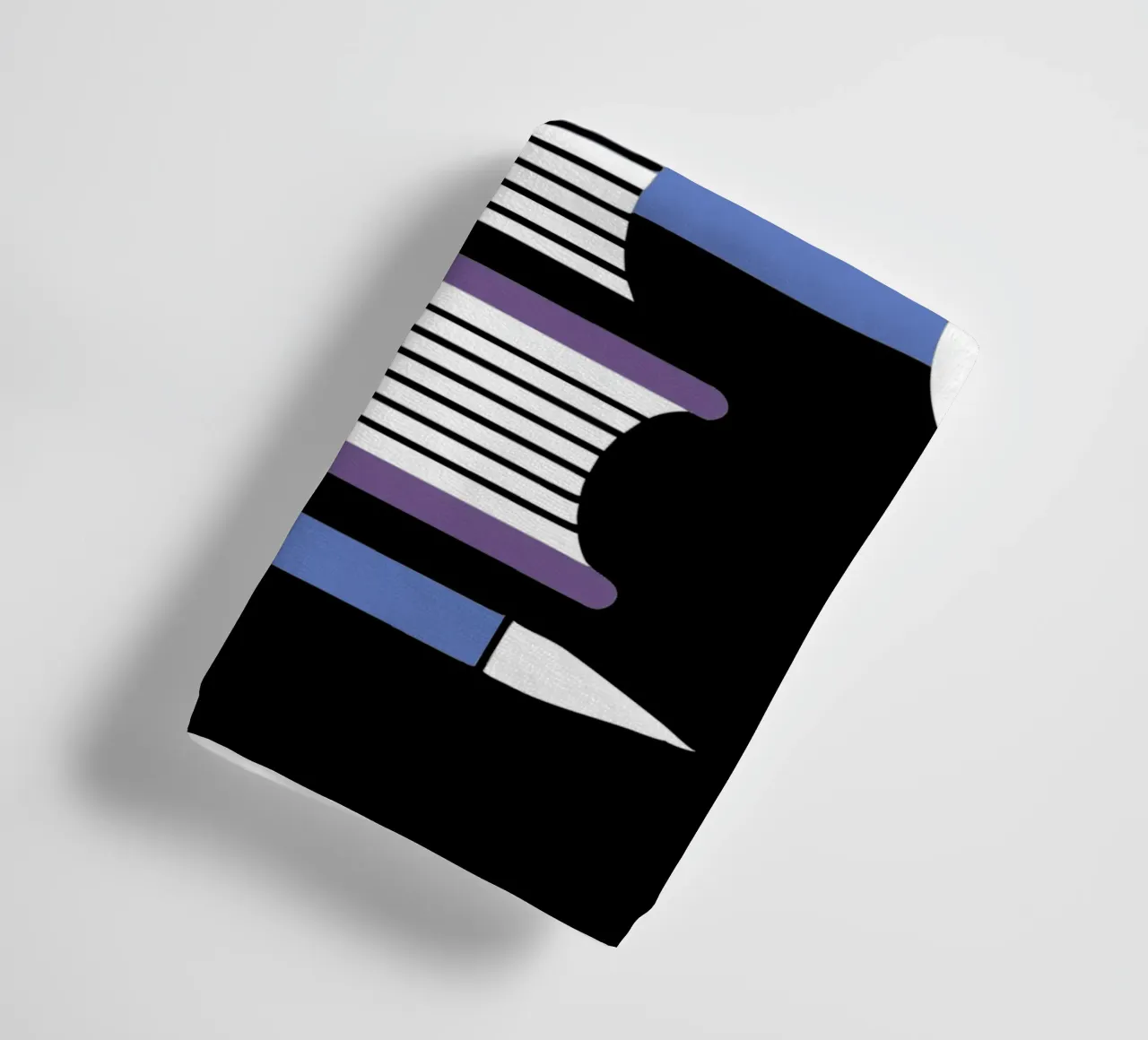 Bücher und Blumenvase Handtuch von LOOK DIFFERENT