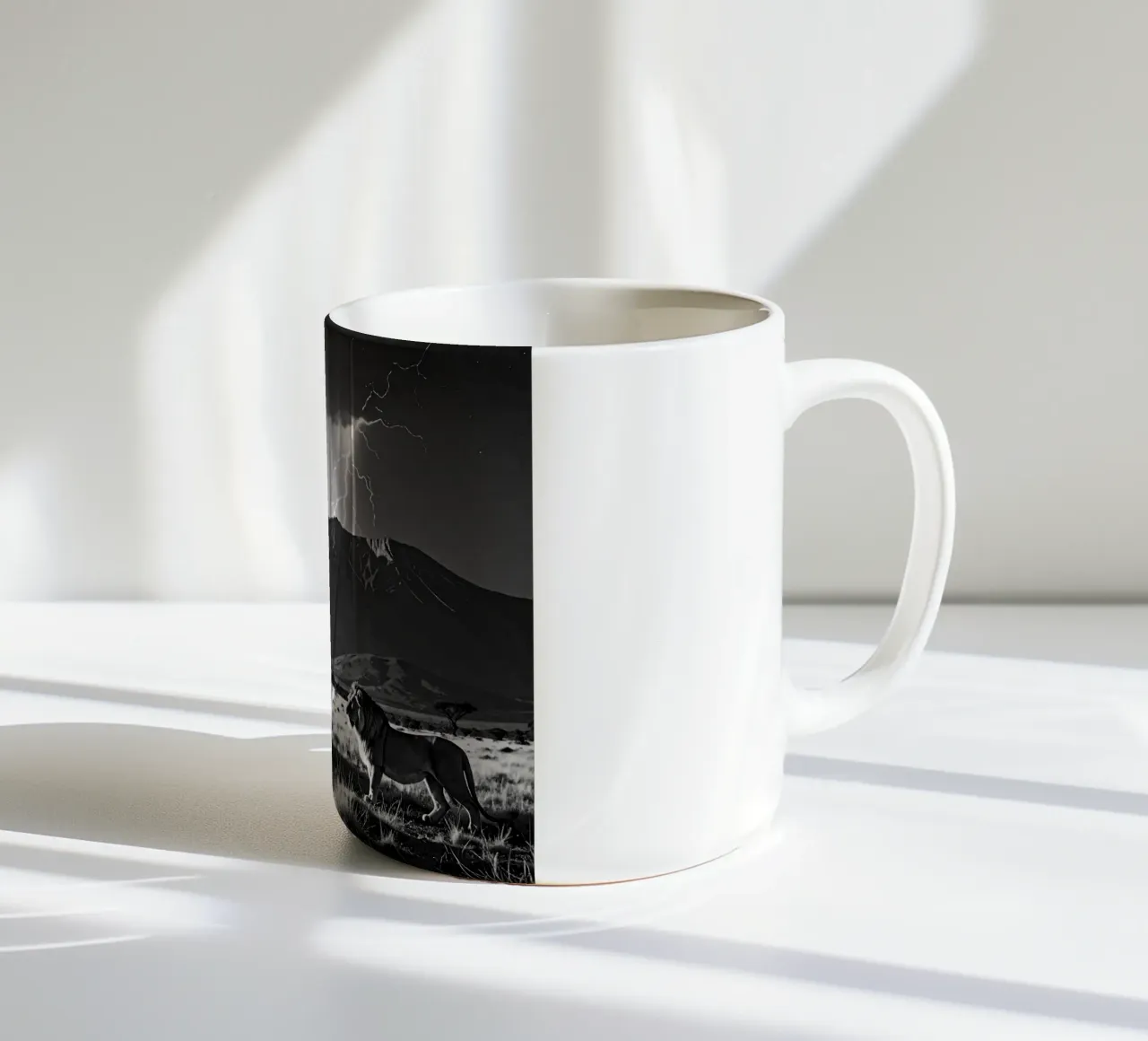 SAVANE AVEC LION. Noir et blanc tazza in ceramica da Thierry vobmann photography
