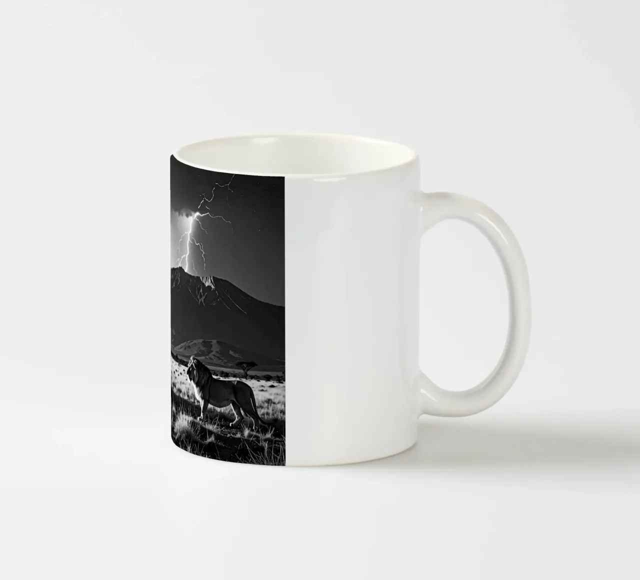 SAVANE AVEC LION. Noir et blanc tazza in ceramica da Thierry vobmann photography