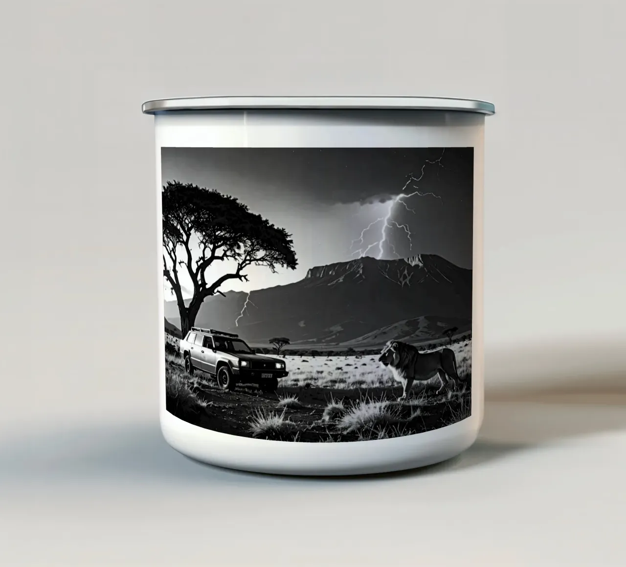SAVANE AVEC LION. Noir et blanc tazza in smalto da Thierry vobmann photography