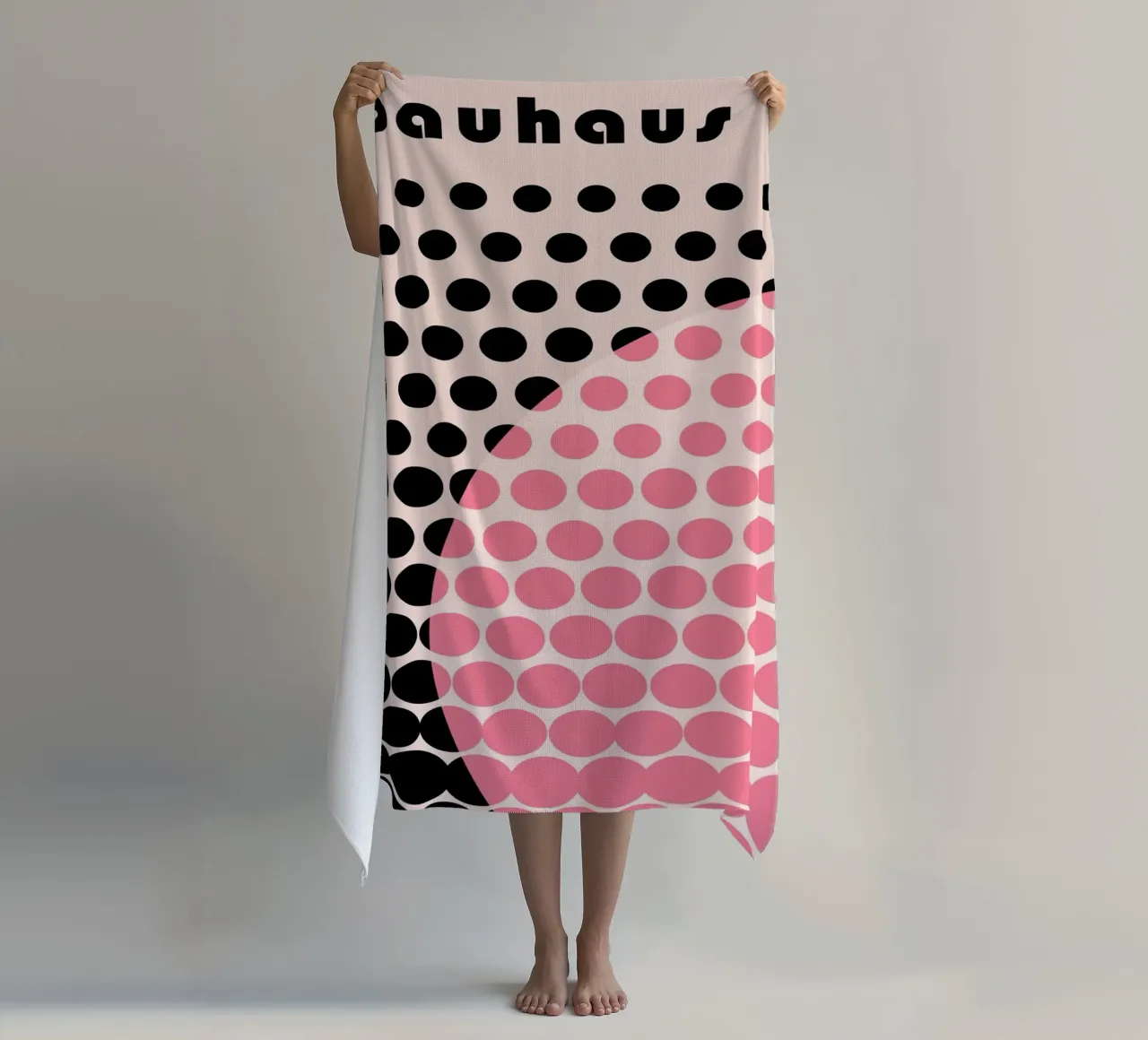 Bauhaus Dots Pop Style Strandtuch von Studio Vibe