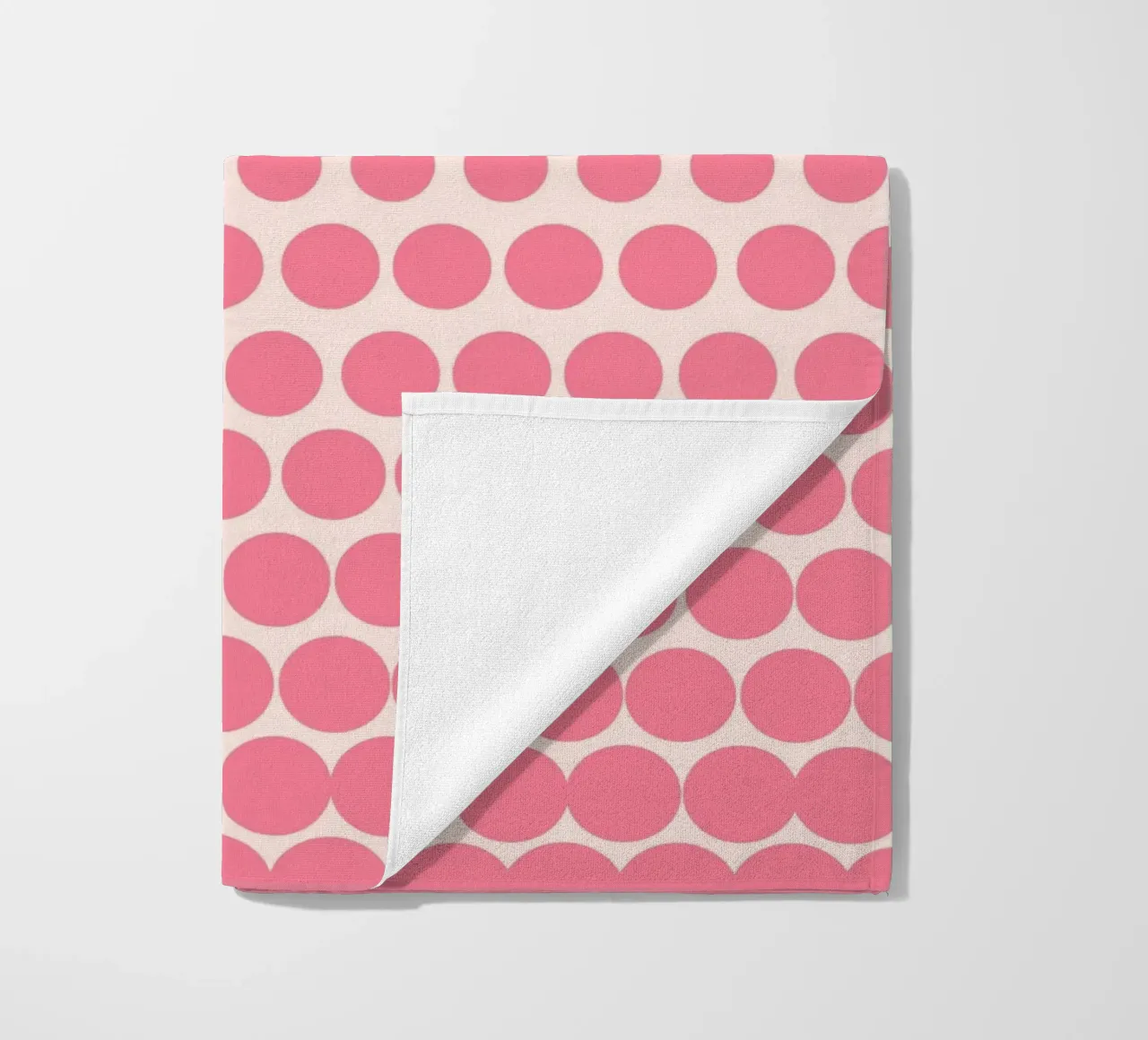 Bauhaus Dots Pop Style Strandtuch von Studio Vibe