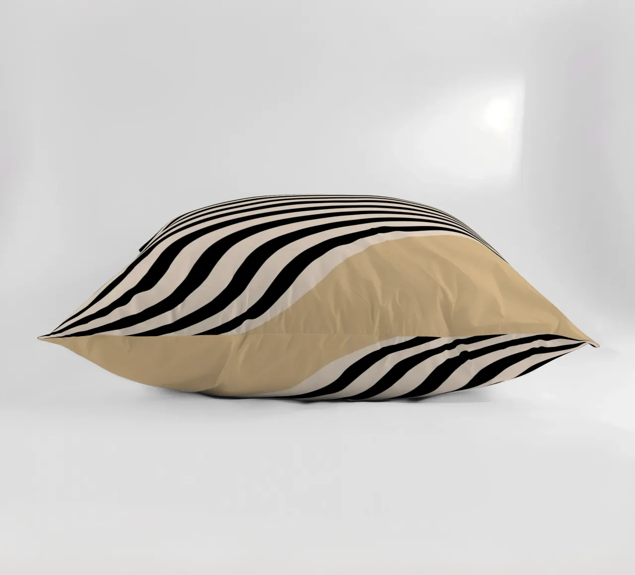 Minimal Wave | Linienposter in Beige & Schwarz Kissen von Studio Vibe
