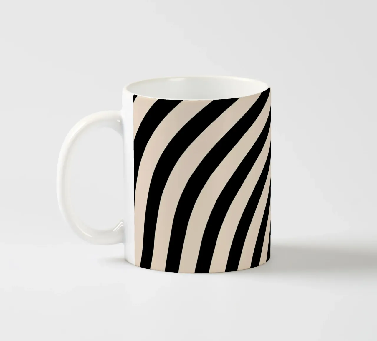 Minimal Wave | Linienposter in Beige & Schwarz Keramik Tasse von Studio Vibe