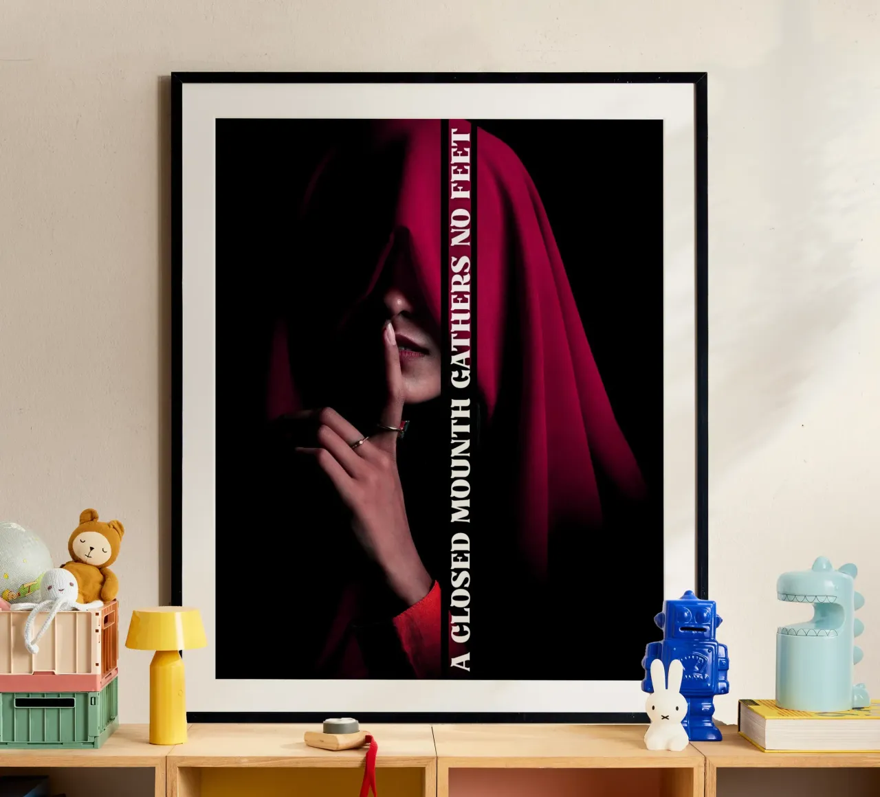 citazioni - Una bocca chiusa non raccoglie piedi. poster da moraaGP