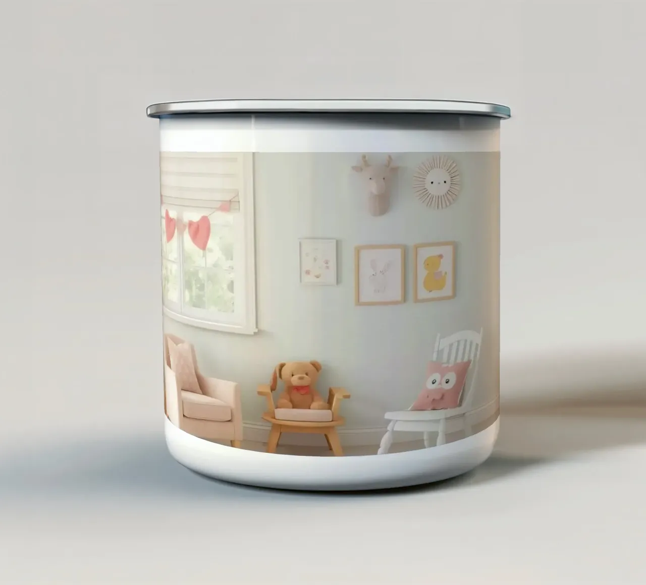 Lichte en gezellige kinderkamer met speelse inrichting en zachte emaille mok van DesignDoodle