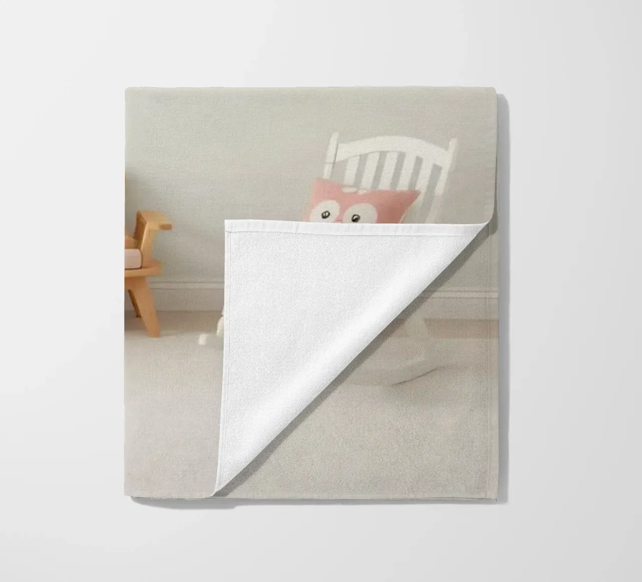 Lichte en gezellige kinderkamer met speelse inrichting en zachte strandhanddoek van DesignDoodle