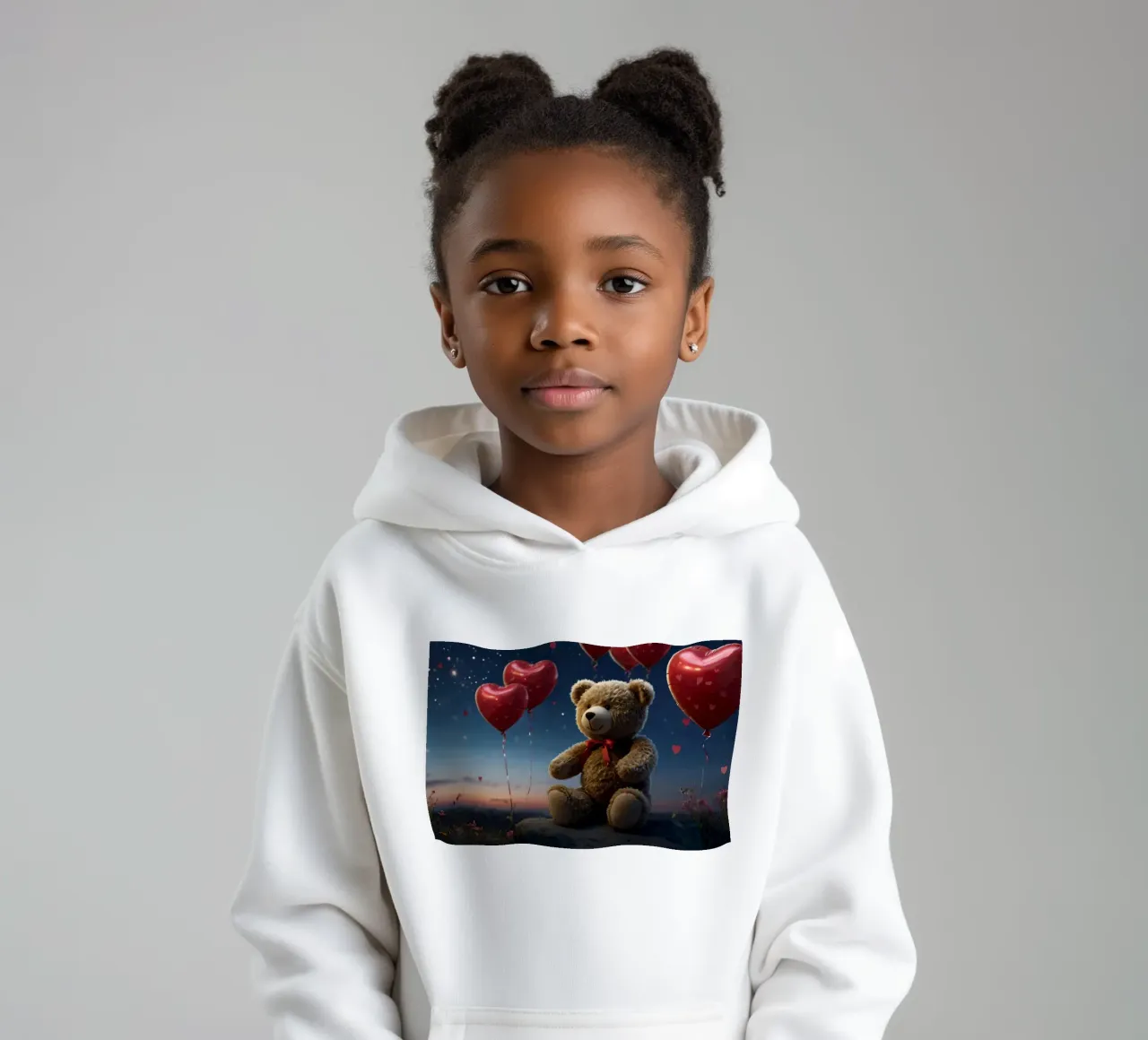 Ourson entouré de ballons en forme de cœur sous un ciel étoilé. sweat à capuche enfant de DesignDoodle