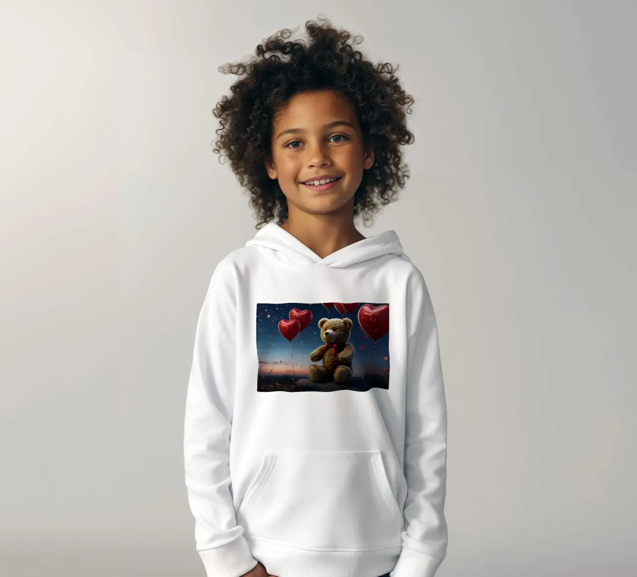 Ourson entouré de ballons en forme de cœur sous un ciel étoilé. sweat à capuche enfant de DesignDoodle