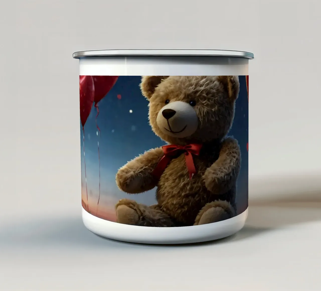 Ourson entouré de ballons en forme de cœur sous un ciel étoilé. mug en émail de DesignDoodle