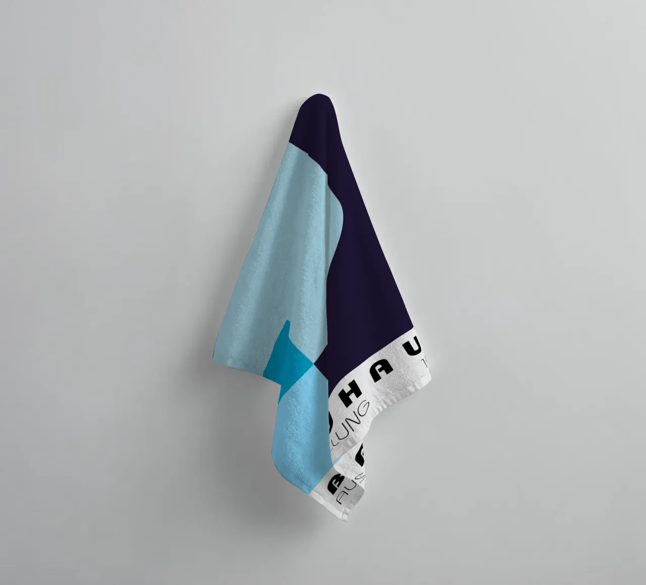Composizione geometrica in blu asciugamano da bagno da Studio Vibe