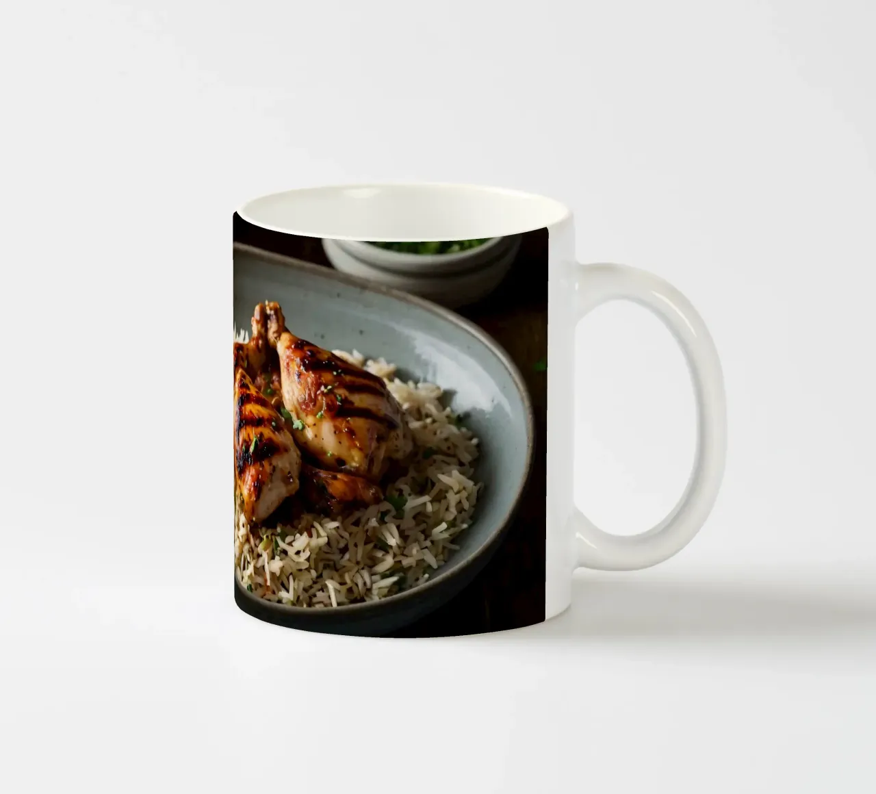 Pollo alla griglia servito su riso profumato con erbe fresche i tazza in ceramica da DesignDoodle