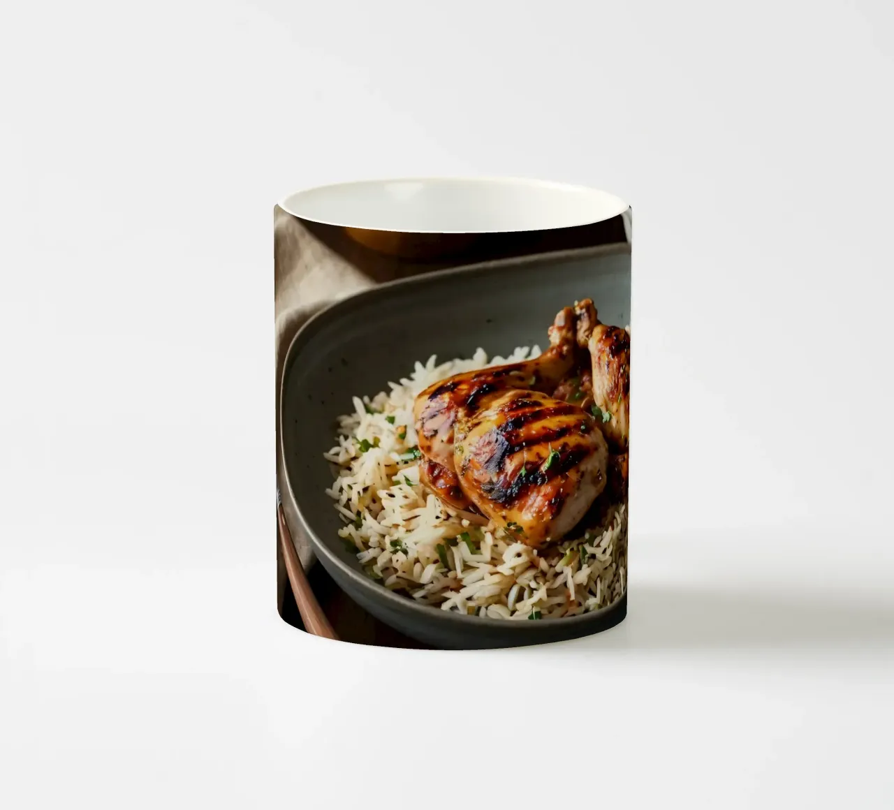 Pollo alla griglia servito su riso profumato con erbe fresche i tazza in ceramica da DesignDoodle