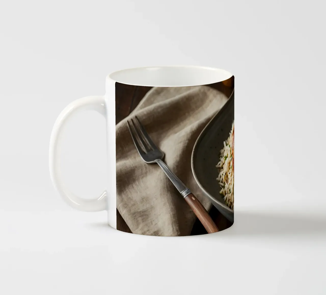 Pollo alla griglia servito su riso profumato con erbe fresche i tazza in ceramica da DesignDoodle