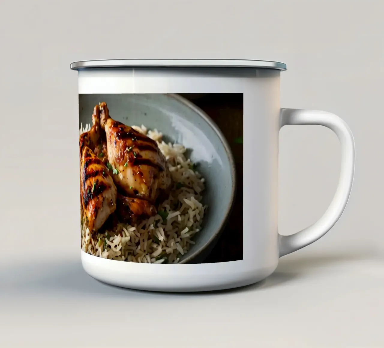 Pollo alla griglia servito su riso profumato con erbe fresche i tazza in smalto da DesignDoodle